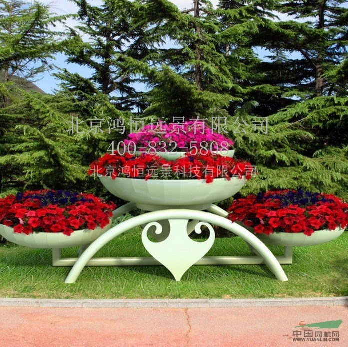 与传统的花箱、花柱相比: 1、造型优美多样,专业的设计团队设计,体现城市建设的艺术性、地域性及人性化的设计理念。 2、体量大,从3米到7米之间随意组合,在保证造型优美的同时,给人以强烈的视觉冲击体验,成为街头的亮点。 3、安全可靠。花架采用直径7.5公分的优质碳钢钢管,经过耐10*大风测试、耐高温测试、耐低温测试、耐紫外线测试,安全可靠,质保5年。